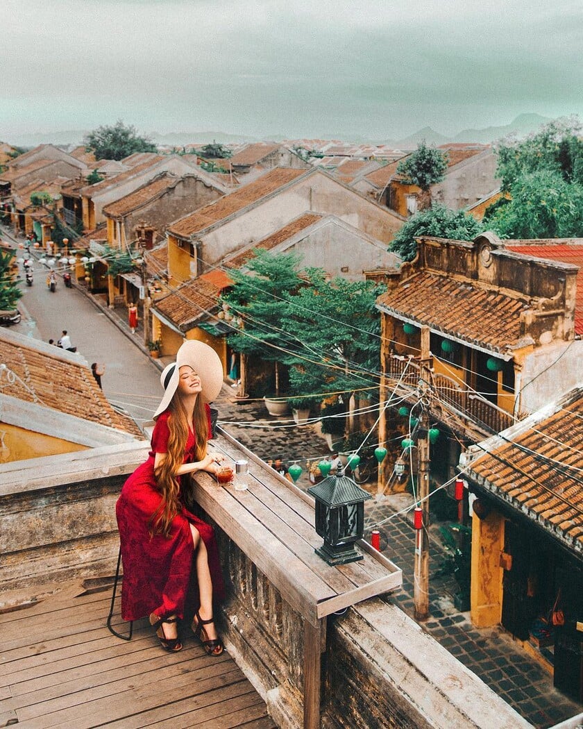 Ghé một quán cà phê có ban công hoặc sân thượng để ngắm view toàn cảnh Hội An