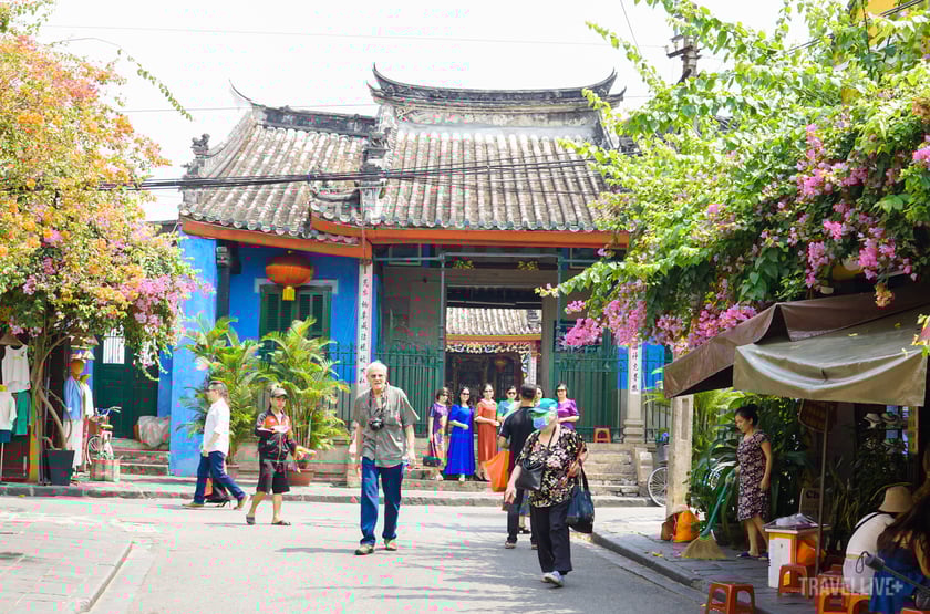 Dành buổi sáng để khám phá khu phố cổ – di sản văn hóa thế giới UNESCO
