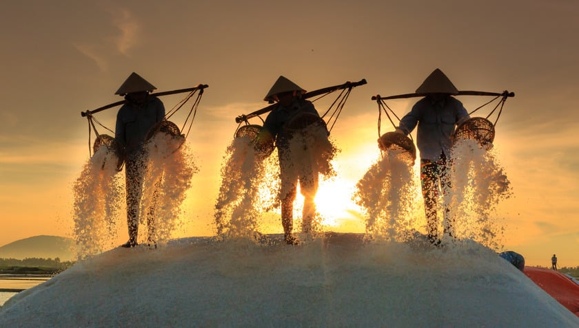 Nghề làm muối khá vất vả, nắng ưa nhưng mưa không chịu. Vì thế, người dân tại làng Tuyết Diêm thường phải ra đồng làm việc vào những ngày nắng trong trời. Lúc ấy, nước biển mới nhanh được sắc lại và trở thành muối