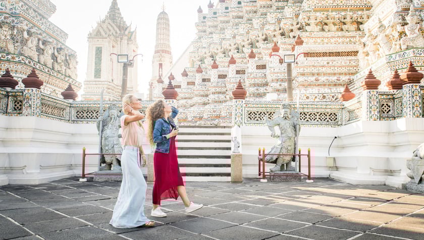 Lợi dụng sự thiếu hiểu biết về quy trình xin thị thực (làm visa) của một số người dân, đối tượng yêu cầu cung cấp những thông tin không cần thiết hoặc yêu cầu chuyển khoản trước những khoản phí không rõ ràng