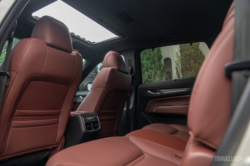 Không gian của Mazda CX-8 được thiết kế mở rộng giúp các thành viên thoải mái trò chuyện, kết nối