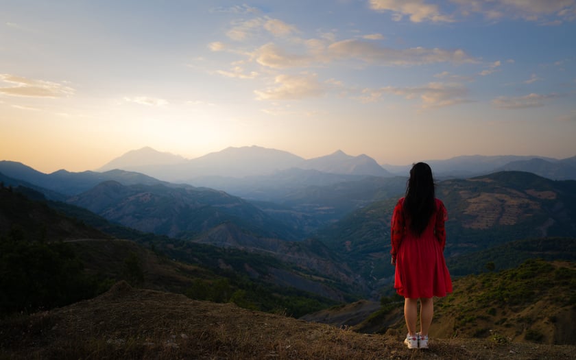 Thiên nhiên hoang sơ, hùng vĩ dần hiện ra trên con đường gập ghềnh, sỏi đá