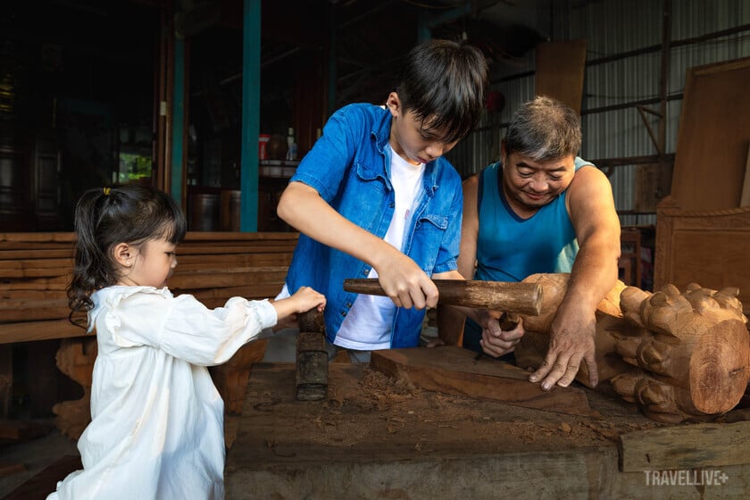 Trải nghiệm công việc của các nghệ nhân làng mộc