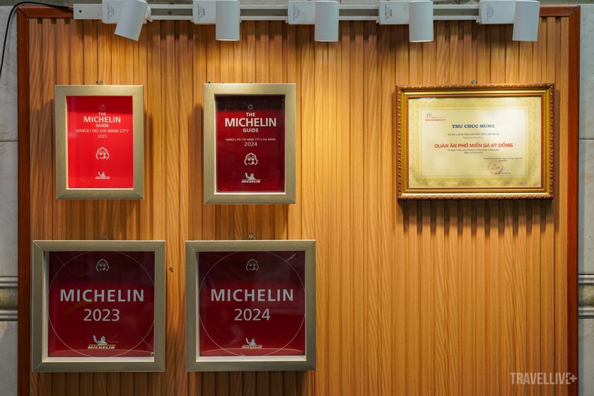 Các giải thưởng Michelin 2023, 2024 được treo gần cửa quán, giải thưởng Michelin 2025 đang được chuyển từ Đà Nẵng về TP HCM