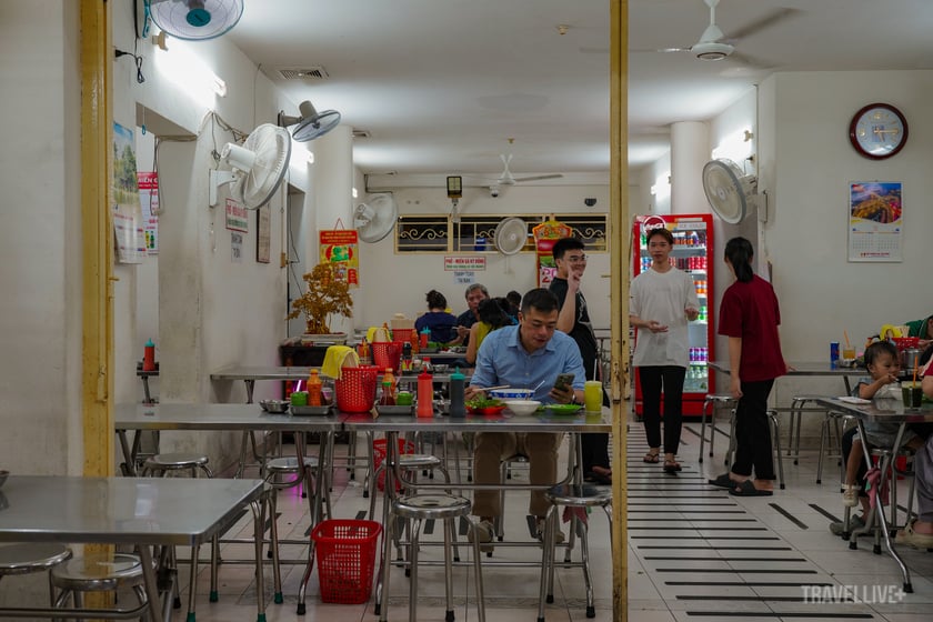 Không gian quán rộng rãi, sáng sủa, thường xuyên được nhân viên lau dọn để đảo bảo vệ sinh