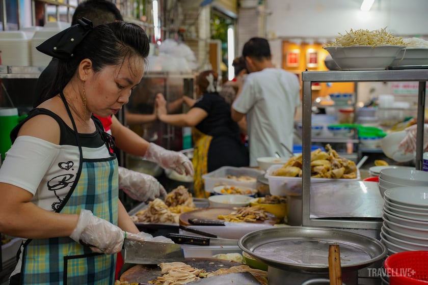 Khu vực chế biến trực tiếp, nơi dun khách có thể quan sát những công đoạn làm ra một tô miến, phở