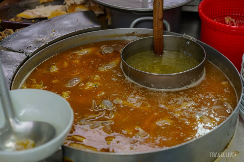 Nồi nước dùng hầm từ xương gà luôn được làm nóng tại khu vực chế biến