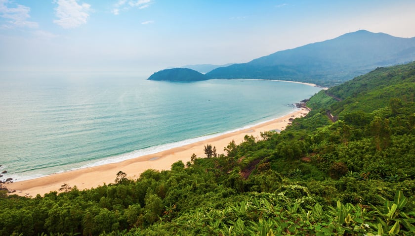 Những áng thơ, những điệu nhạc có lẽ là không đủ để miêu tả hết vẻ đẹp của đèo Hải Vân
