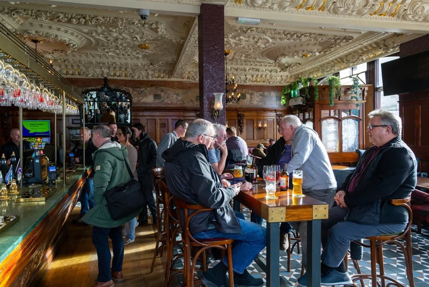 Quán bar, pub phổ biến ở Anh và có nhiều luật lệ ngầm du khách nên tìm hiểu để không bị lạc lõng trong lần đầu ghé