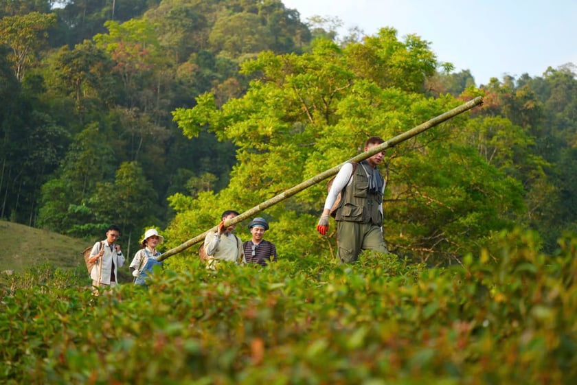 Các nghệ sĩ trải nghiệm sống và lao động cùng người dân bản địa ở mỗi chặng dừng chân
