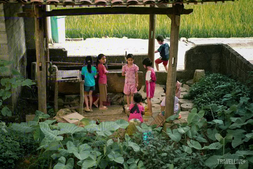 Làng giấy bản Dìa Trên nằm sâu trong một thung lũng, được bao quanh bởi cánh đồng lúa và núi rừng