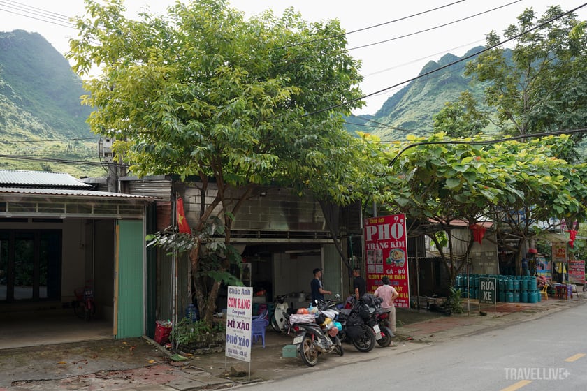 Những quán ăn nhỏ ven đường quốc lộ 4C đoạn đi qua xã Quyết Tiến bán phở Tráng Kìm