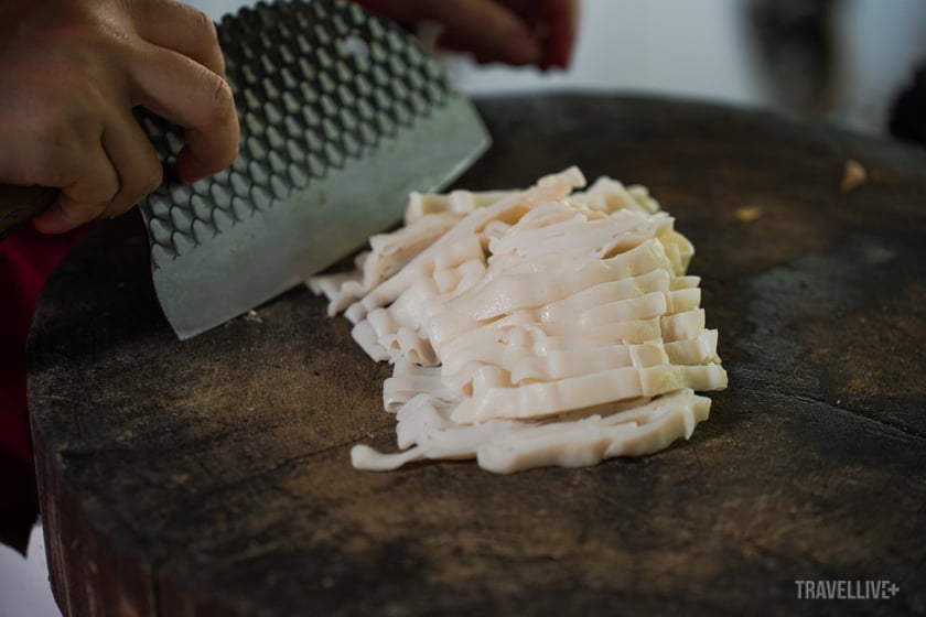 Bánh phở hong khô được thái tay thủ công và chế biến liền