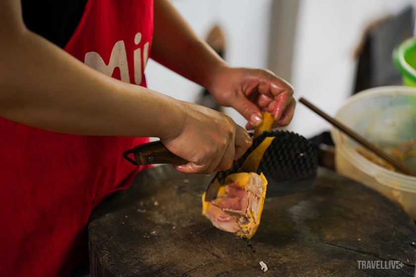 Thịt gà sau khi luộc được chặt thành miếng cho vào bát phở
