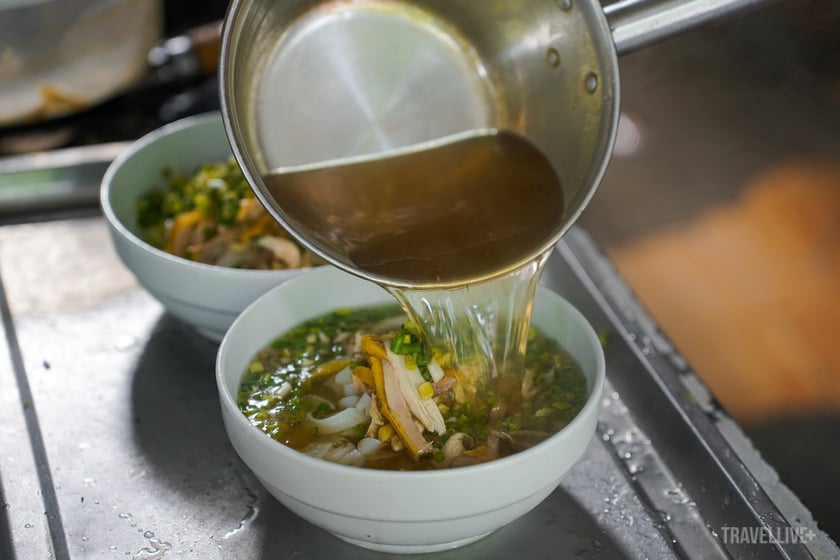 Nước dùng thấm vị ngọt từ các loại thảo quả, gia vị trên đất rừng Quản Bạ