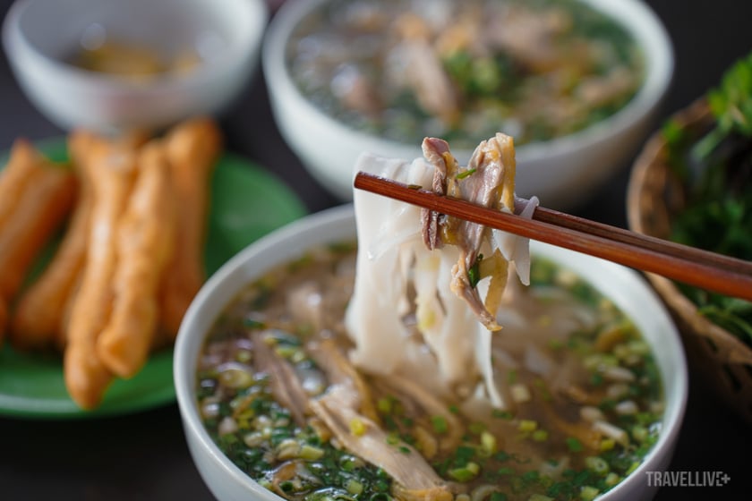 Hương thơm, vị ngọt thanh của tô phở Tráng Kìm lưu luyến nơi đầu lưỡi, cuống họng như muốn níu chân du khách