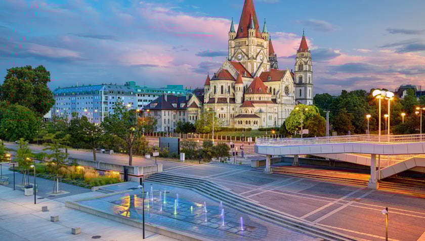 Việc Vienna trượt khỏi vị trí dẫn đầu khiến không ít người bất ngờ. Thành phố này vẫn giữ được điểm số cao ở hầu hết các hạng mục như y tế, giáo dục, môi trường và hạ tầng