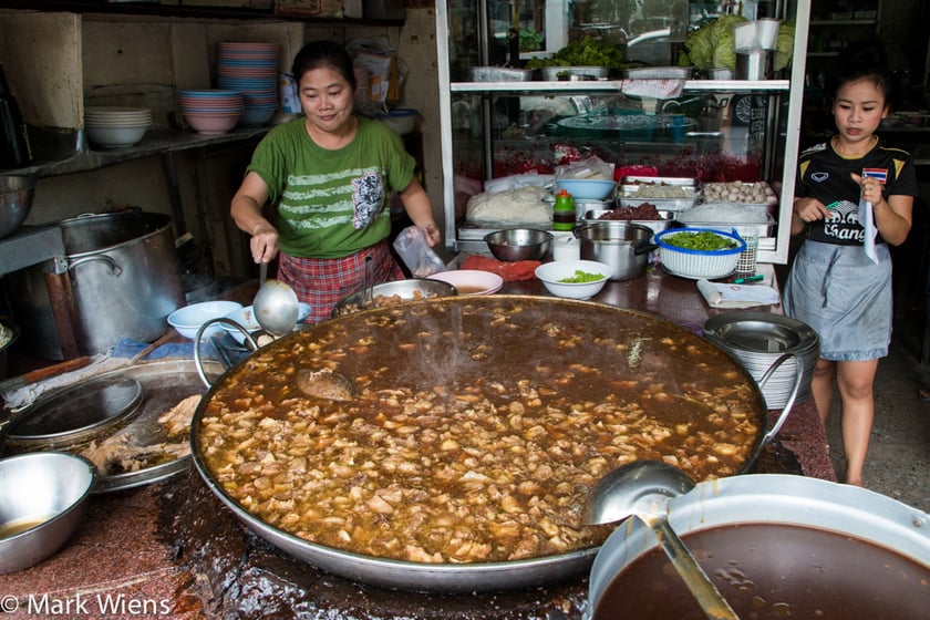 Từng gây sốt toàn cầu với nồi nước dùng hơn 50 năm hầm đi hầm lại, nhà hàng 