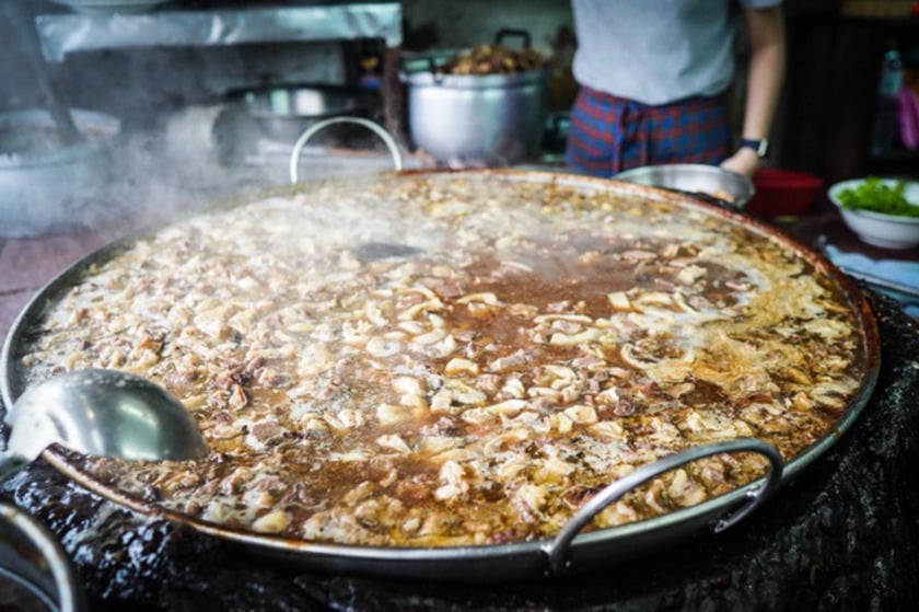 Điều khiến Wattana Panich được biết đến không chỉ bởi hương vị đậm đà của món mì bò hầm (beef stew noodles) hay dê hầm (goat stew) mà còn bởi nồi nước dùng khổng lồ