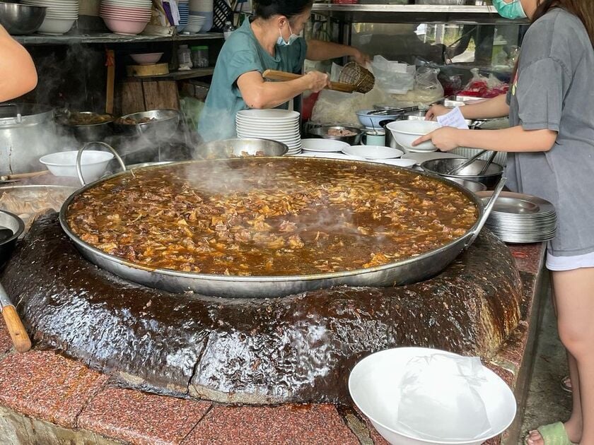 Mỗi ngày, quán chỉ lấy ra một phần nước dùng để chế biến, phần còn lại được giữ lại, tiếp tục hầm cùng xương mới, thịt mới và các loại gia vị như đại hồi, quế, tiêu đen, đinh hương, củ mùi...