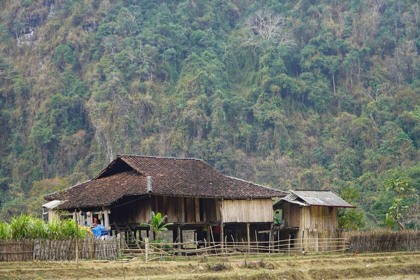 Du khách mỗi khi vào làng đều phải ngắt 1 cành cây, đặt ở cửa làng nơi có