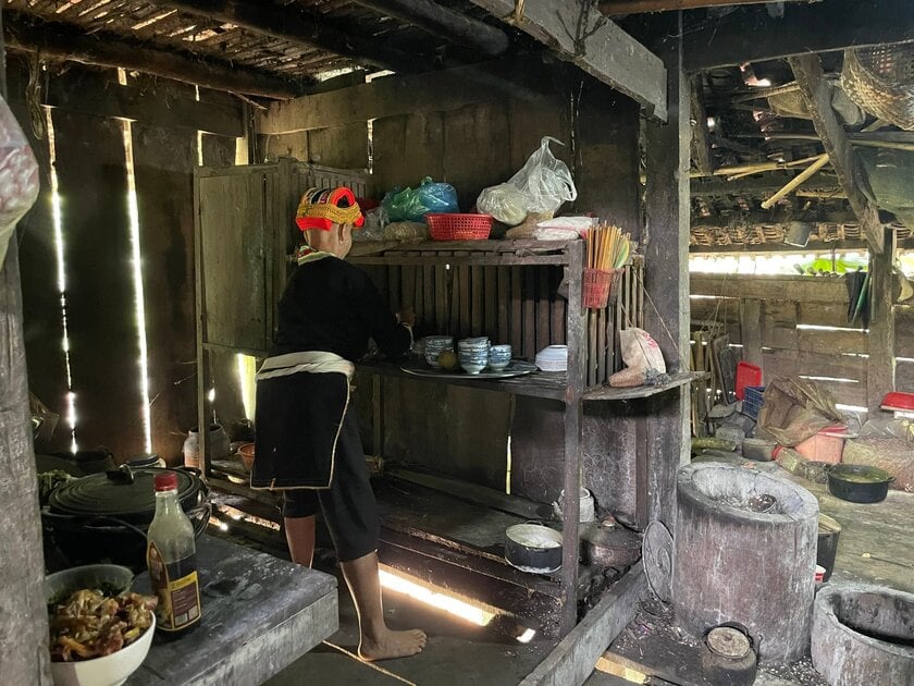 Cuộc sống của người dân nơi đây còn đơn sơ, thiếu thốn