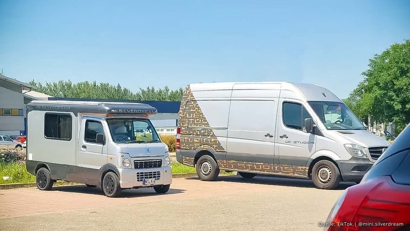 Vốn là xe sản xuất cho người Nhật nên vô lăng nằm bên phải, nhưng Max và em gái Lisa cho biết hầu như không cảm thấy bất tiện do chiếc xe quá hẹp