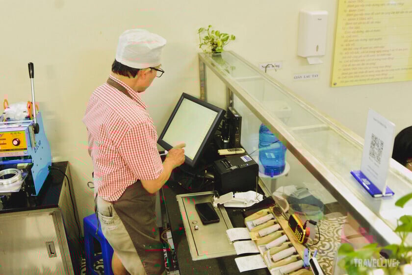 Ông Xuân Thanh quán xuyến quán chè nhỏ mang nhiều ký ức