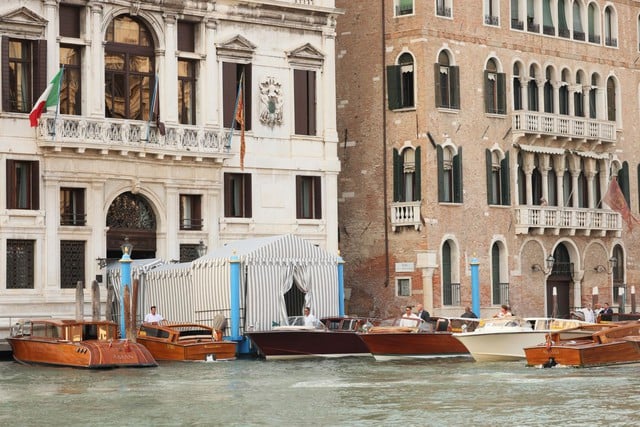 Toàn cảnh khách sạn Aman ở Venice trong quá trình chuẩn bị trước lễ cưới