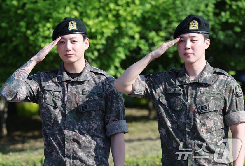 Mới đây, 2 thành viên của BTS được bắt gặp khi đang du lịch tại Đà Nẵng sau thời gian trong quân ngũ