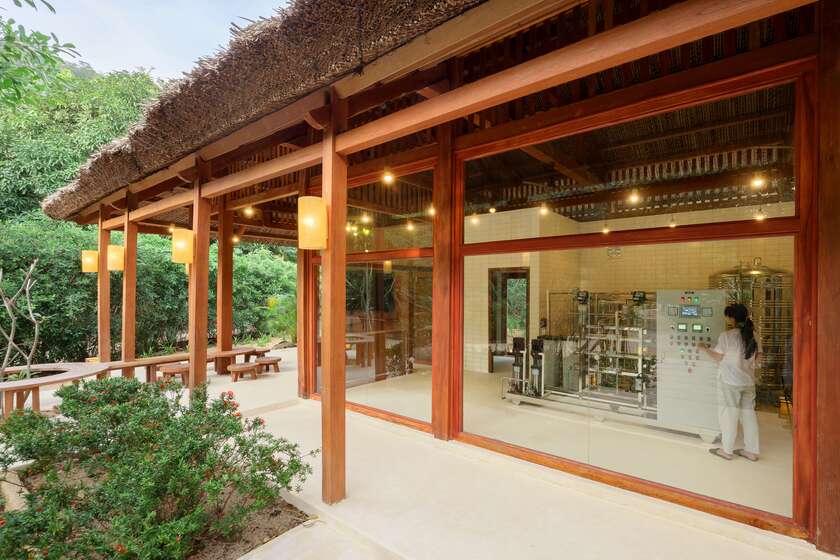 Nhà máy nước Crystal Water Plant, nơi khu nghỉ tự sản xuất nước uống đóng chai thuỷ tinh tự nhiên