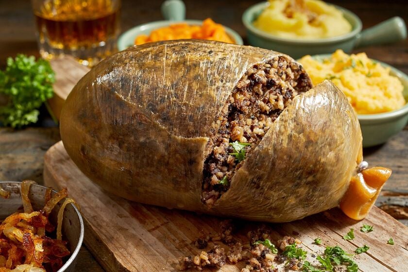 Haggis là một loại xúc xích đặc biệt, làm từ nội tạng cừu nấu chín với yến mạch, hành tây, mỡ cừu, gia vị và muối, sau đó nhồi vào bao tử cừu rồi nấu kỹ