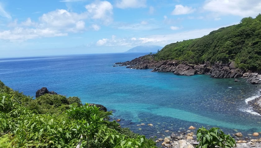 Là một hòn đảo cận nhiệt đới với những ngọn núi cao gần 2000m, Yakushima có lượng mưa khá lớn, đến mức người dân địa phương có cụm từ
