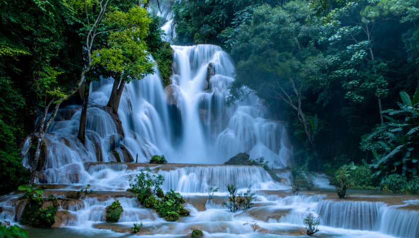 Thác Kuang Si hay Tat Kuang Si có độ cao lên đến 60m với dòng nước khổng lồ đổ xuống tạo nên khung cảnh trắng xóa hùng vĩ. Thác nước còn được bao bọc bởi núi rừng hùng vĩ tạo nên bức tranh nhiên nhiên tuyệt đẹp