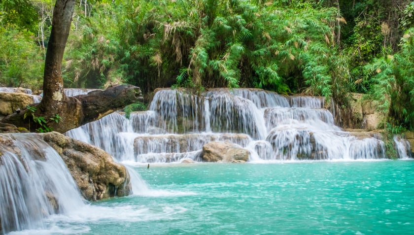 Cái tên thác Kuang Si hay Tat Kuang Si được nhiều người nói rằng là do thuở xa xưa có một nhà thông thái đã gom hết nước từ sông Nam Xi bằng việc đào sâu xuống đất