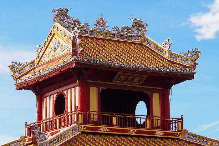 Ở tầng lầu, phía trước, tại vị trí dưới mái và trên cửa sổ có tấm hoành phi đề ba chữ “Phu Văn Lâu”