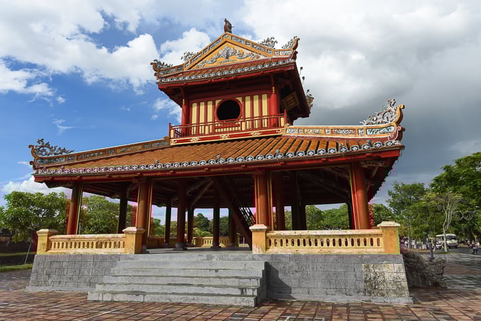 Phu Văn Lâu là một lầu gỗ hai tầng với 16 cột, trong đó có bốn cột giữa cao hai tầng; gồm tám bộ mái chia làm hai tầng mái, lợp ngói lưu ly