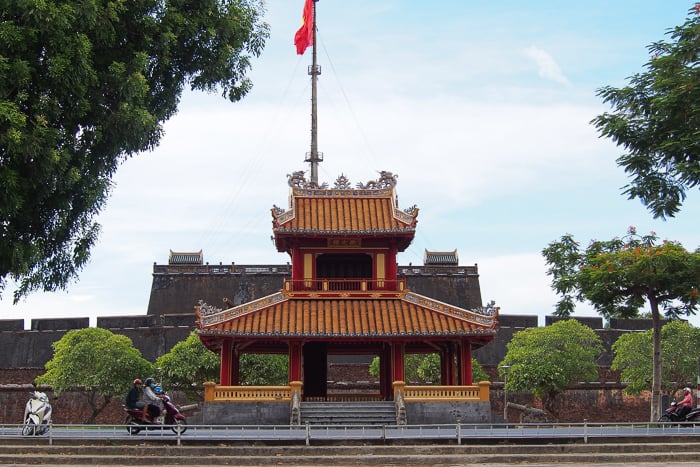 Phu Văn Lâu là một công trình kiến trúc có vị trí và vai trò quan trọng bậc nhất trong quần thể di tích cố đô Huế. Phu Văn Lâu nằm phía trước Kỳ đài - bên ngoài kinh thành, trên trục thần đạo của kinh thành và hoàng thành