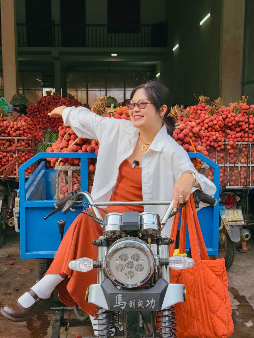 Thiên Nga hào hứng hoà mình vào không khí mùa vụ nhộn nhịp, tất bật nhưng cũng không kém phần gần gũi