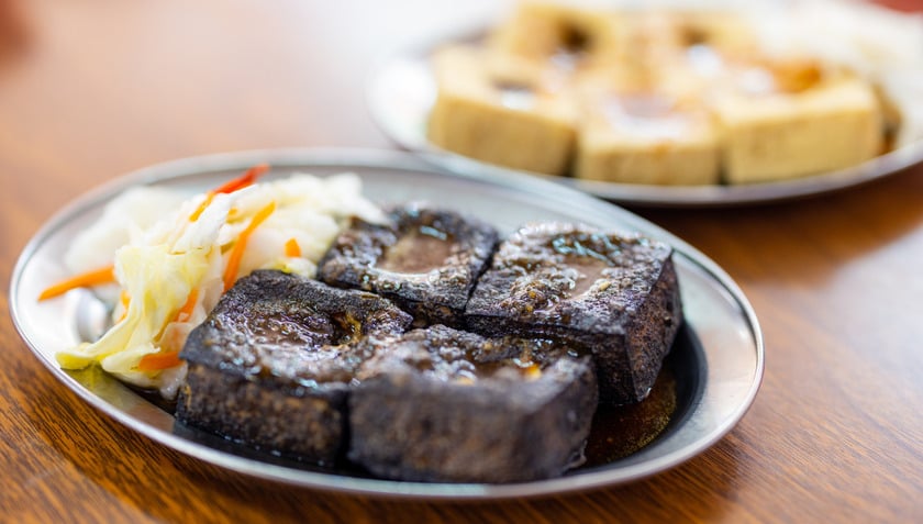 Đậu phụ thối (臭豆腐 xú đậu phụ) là một loại đậu phụ lên men khá nặng mùi