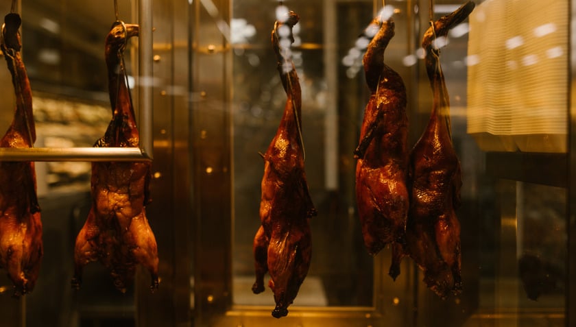 Kỹ thuật nướng lò kín được phát triển ở Nam Kinh. Các đầu bếp đốt lửa ở giữa lò cho đến khi chỉ còn than âm ỉ, sau đó treo bốn con vịt vào cửa lò và đóng kín lại