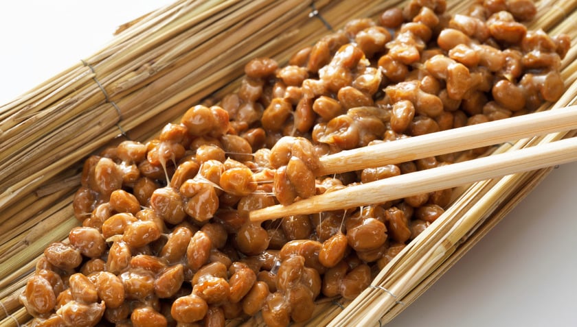 Natto là một món ăn truyền thống của Nhật Bản, được làm từ đậu nành lên men