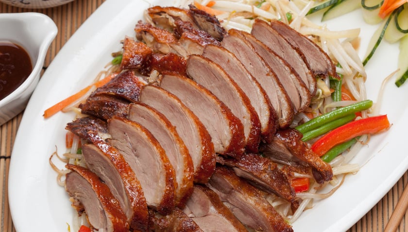 Vịt quay Bắc Kinh, một tuyệt tác ẩm thực với lớp da vàng óng ả, giòn tan, ẩn chứa bên trong là phần thịt mềm ngọt, thơm lừng