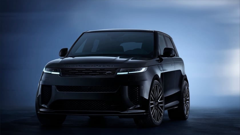 Range Rover Sport SV Black nâng phong cách màu sắc đen toàn diện “all-black” với các hoàn thiện tinh tế ở cả ngoại thất và nội thất