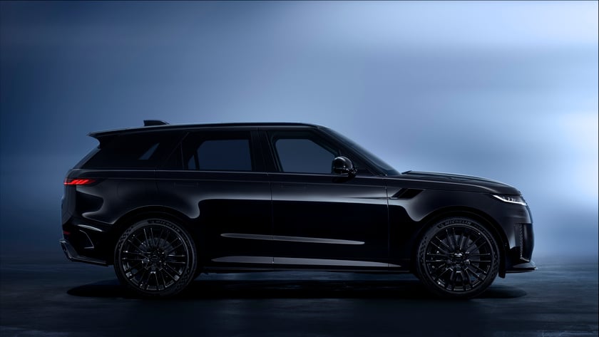 Mỗi chiếc Range Rover đều được tuyển chọn để nâng tầm cuộc sống bằng thiết kế hiện đại, nội thất tinh tế, kết nối và hiệu suất điện hóa mang lại sự sang trọng không đối thủ. Lấy cảm hứng từ thiết kế mẫu mực từ năm 1970