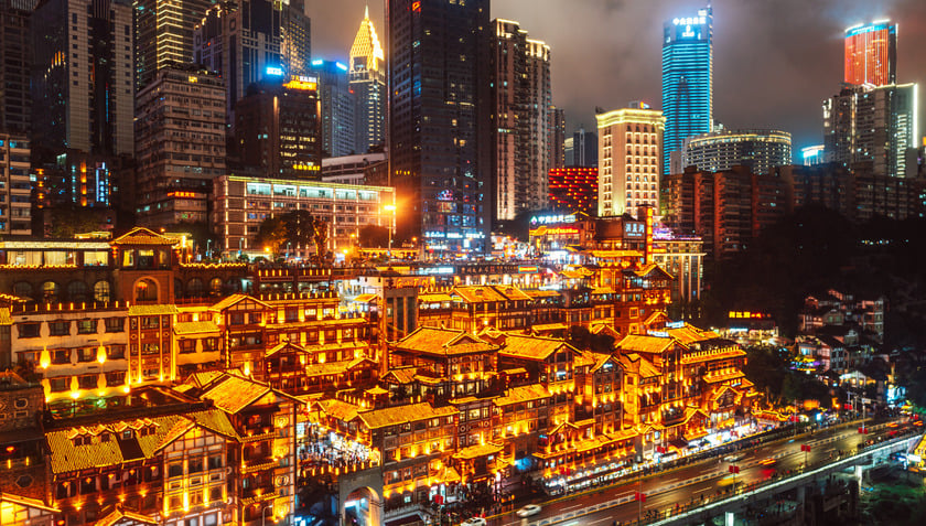 Khi màn đêm buông xuống, những ngôi nhà gỗ sẽ được thắp sáng bằng đèn neon, đưa chúng ta bước vào thế giới cổ tích sống động được mô tả trong bộ phim