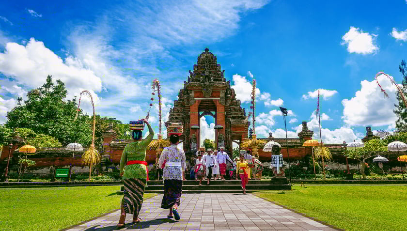 Bali ban hành loạt quy định mới nhằm kiểm soát hành vi không phù hợp, đặc biệt tại các điểm linh thiêng, như ăn mặc kín đáo, không chửi thề