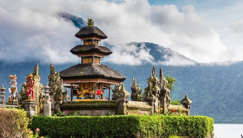 Từ tháng 2, Bali cũng bắt đầu thu phí du lịch 150.000 rupiah (gần 11 USD) với khách quốc tế. Những người không đóng sẽ không được vào các điểm tham quan và có thể bị xử lý theo luật