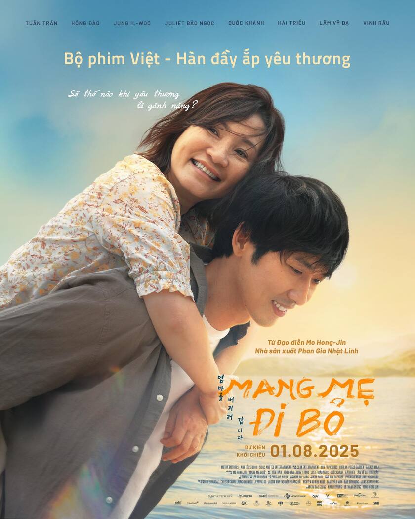 Tuấn Trần cõng Hồng Đào trên lưng, cả hai cùng nở nụ cười và hướng ánh mắt về khoảng không vô định