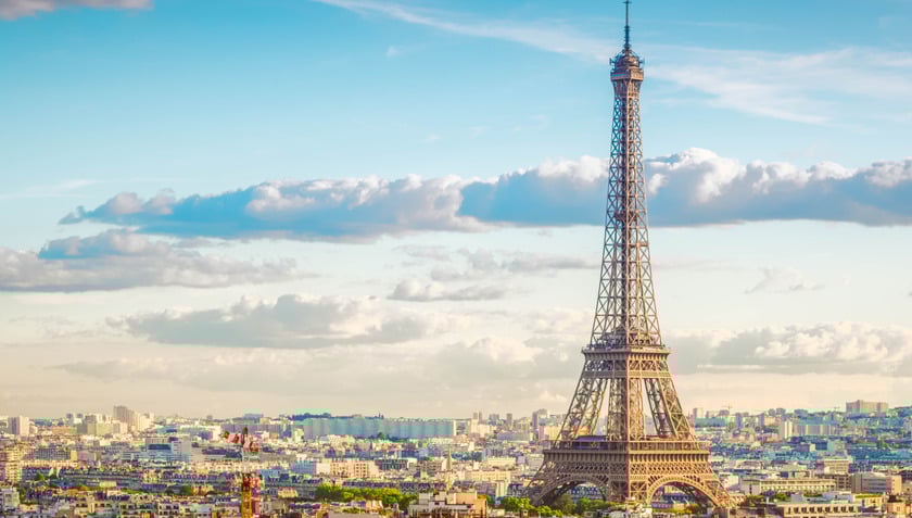 Tại Paris, tầng trên cùng của tháp Eiffel đã đóng cửa vì tình trạng cảnh báo nắng nóng đỏ, cũng là mức cảnh báo cao nhất